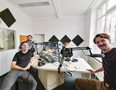 Das Podcast-Gründungsteam (v.l.n.r.) um Andreas Bischof, Matthias Fejes, die erste Moderatorin Lara-Lena Gödde und TUC-Absolvent, Redakteur und späteren Moderator Pascal Anselmi in den Studios von detektor.fm in Leipzig.