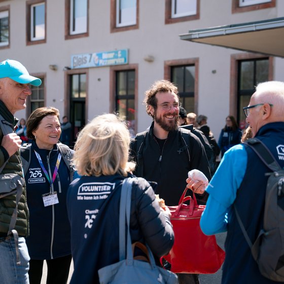 73_PurplePath_Flöha_Verstrickungen_Volunteers_Foto_Peter Rossner_3 (2)