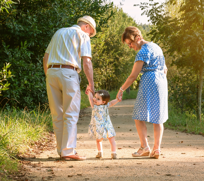 Um ein Kind großzuziehen, braucht es ein ganzes Dorf? Zumindest Oma und Opa!