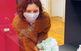 Besucherin Terra Mineralia_P5110473_presse.jpg