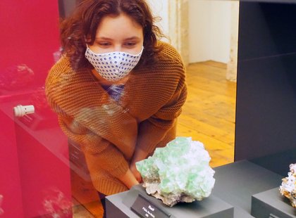 Besucherin Terra Mineralia_P5110473_presse.jpg