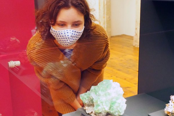 Besucherin Terra Mineralia_P5110473_presse.jpg