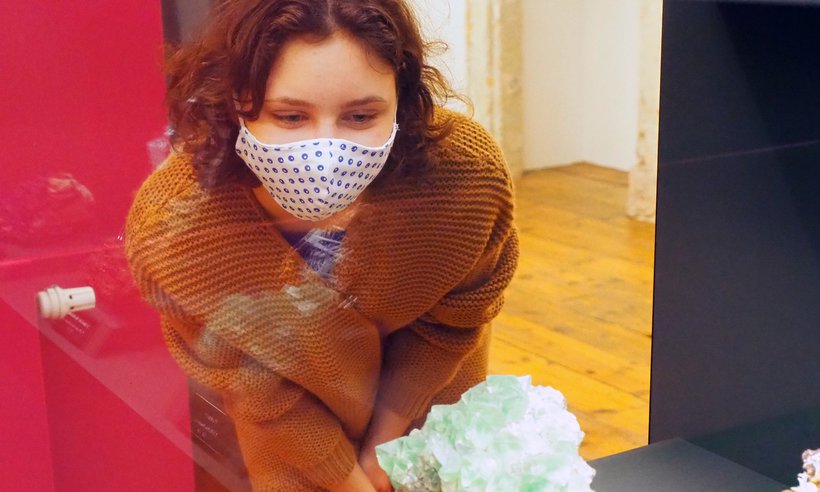 Besucherin Terra Mineralia_P5110473_presse.jpg