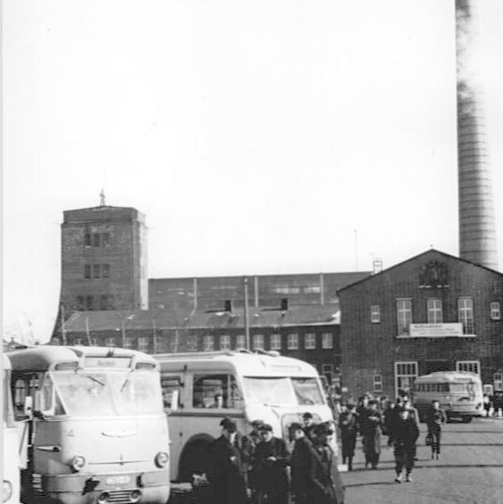 Bundesarchiv_Bild_183-91658-0001,_Zwickau,_Steinkohlewerk,_Schichtwechsel