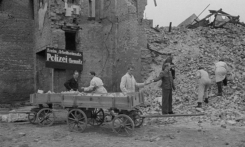 Freiwilliger_Arbeitseinsatz_der_Polizei_in_Chemnitz_1945