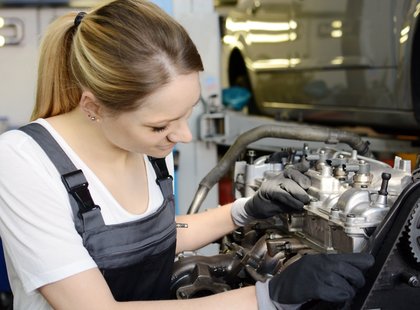 Mechatroniker_AdobeStock_114049126