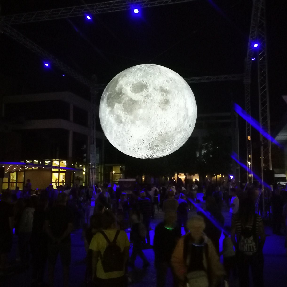 Ende September feierte auch Nova Gorica ein Lichtfestival - zum Beispiel mit dieser Mond-Installation im Stadtzentrum