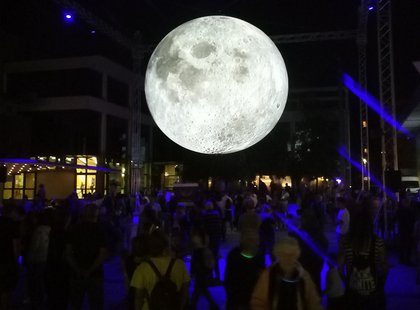 Ende September feierte auch Nova Gorica ein Lichtfestival - zum Beispiel mit dieser Mond-Installation im Stadtzentrum