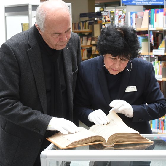 Neu_mar 17 Bibliothek Buch ch 07