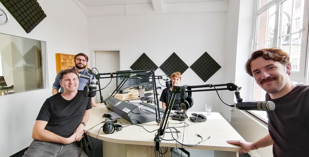 Das Podcast-Gründungsteam (v.l.n.r.) um Andreas Bischof, Matthias Fejes, die erste Moderatorin Lara-Lena Gödde und TUC-Absolvent, Redakteur und späteren Moderator Pascal Anselmi in den Studios von detektor.fm in Leipzig.