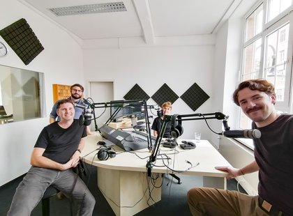 Das Podcast-Gründungsteam (v.l.n.r.) um Andreas Bischof, Matthias Fejes, die erste Moderatorin Lara-Lena Gödde und TUC-Absolvent, Redakteur und späteren Moderator Pascal Anselmi in den Studios von detektor.fm in Leipzig.