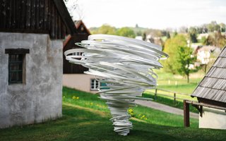 PurplePath_ TwisterAgain_Skulptur vor Wiese_quer_FotoErnestoUhlmann