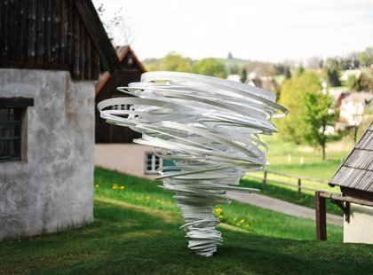 PurplePath_ TwisterAgain_Skulptur vor Wiese_quer_FotoErnestoUhlmann