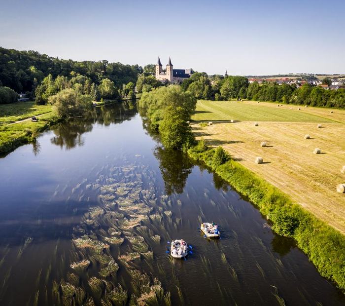 Schlauchbootfahren auf der Zwickauer Mulde vor Schloss Rochlitz.