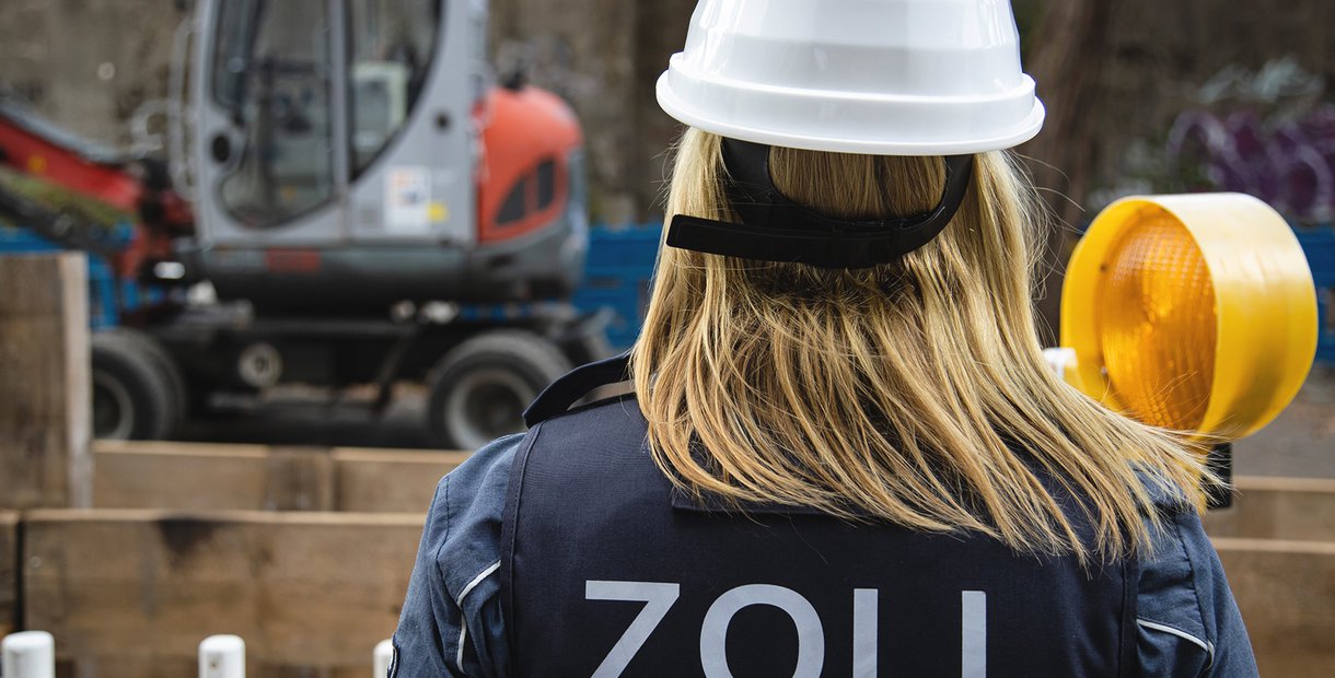 Zöllnerin bei Baustellen-Kontrolle
