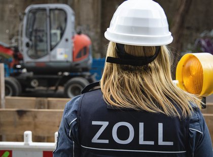 Zöllnerin bei Baustellen-Kontrolle