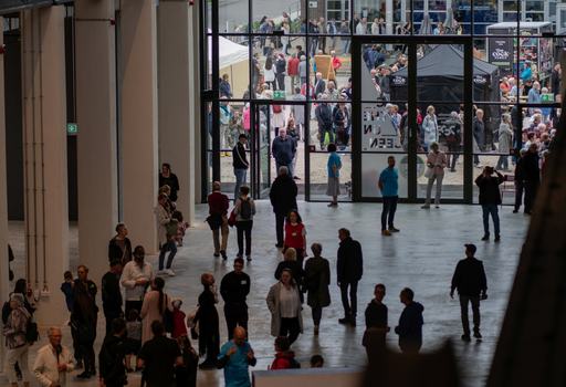Blick in die Hartmannfabrik mit belebtem Foyer und Vorplatz