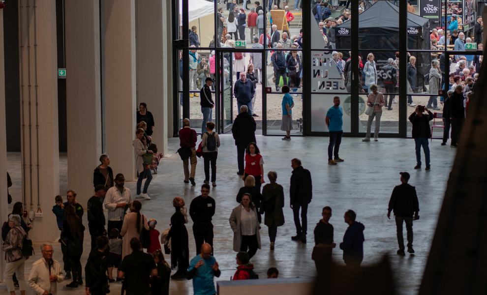 Blick in die Hartmannfabrik mit belebtem Foyer und Vorplatz