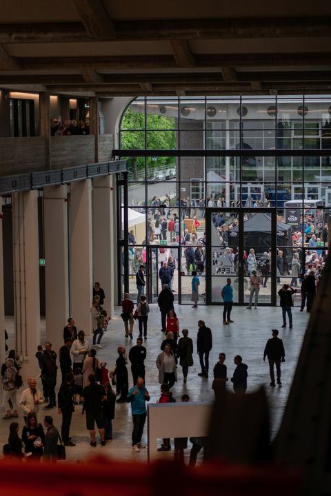 Blick in die Hartmannfabrik mit belebtem Foyer und Vorplatz