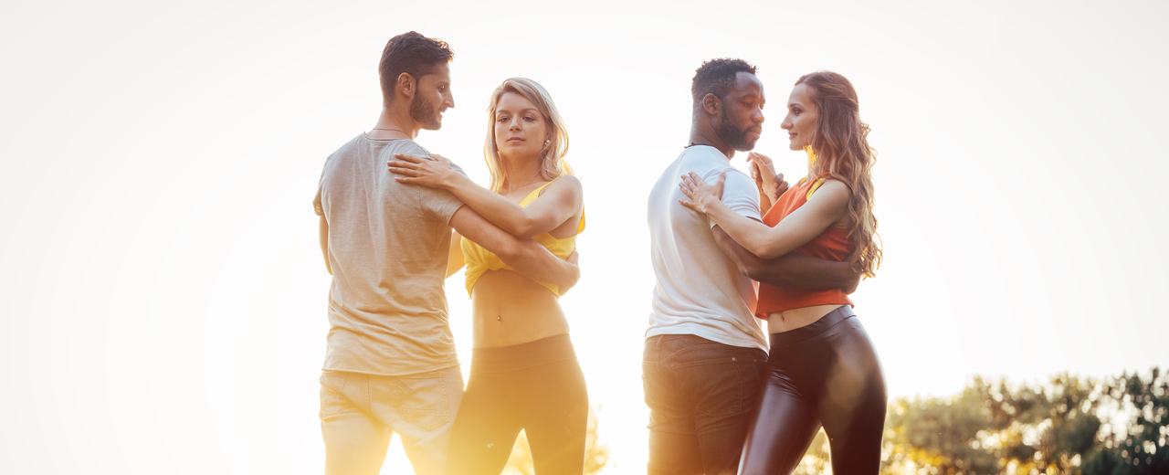 Zwei Paare, die Kizomba tanzen