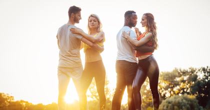 Zwei Paare, die Kizomba tanzen