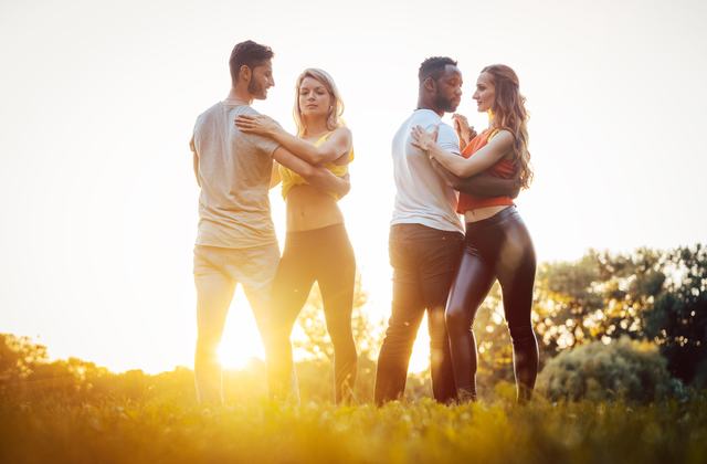 Zwei Paare, die Kizomba tanzen