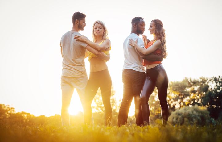 Zwei Paare, die Kizomba tanzen