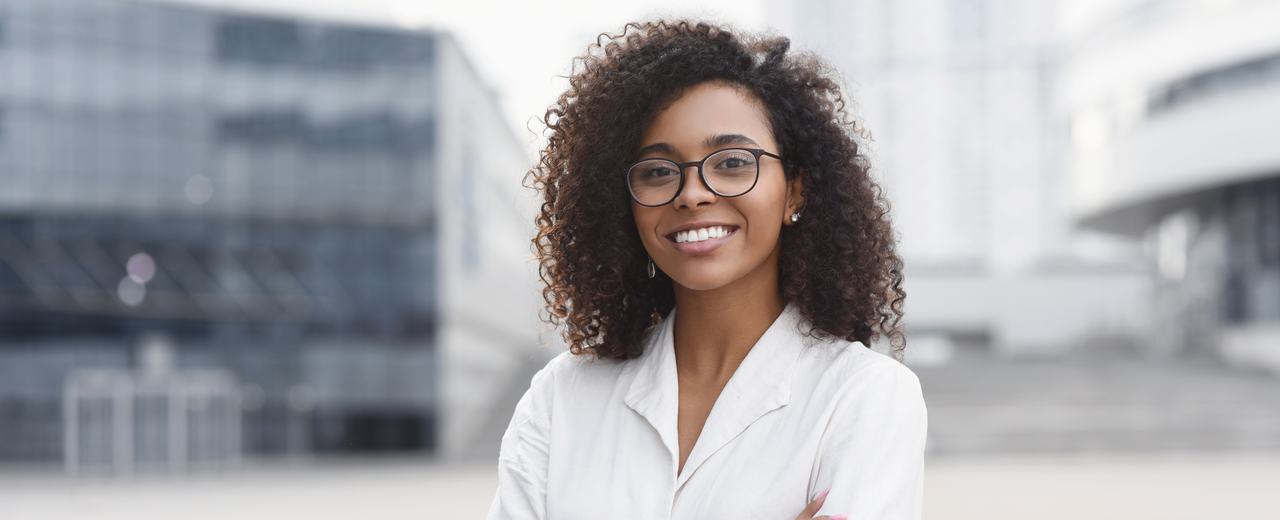 Business-Frau vor Geschäftsgebäude