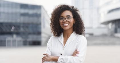 Business-Frau vor Geschäftsgebäude