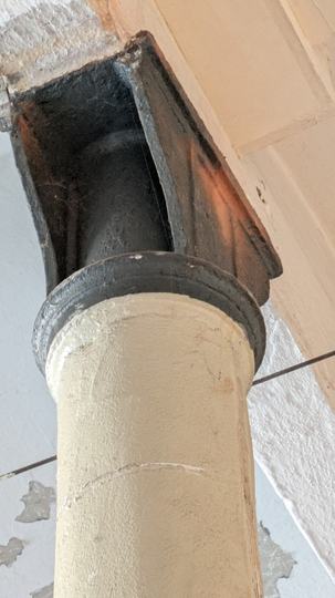 Blick in den Raum B0.08, Werkstatt, Detail einer Säule