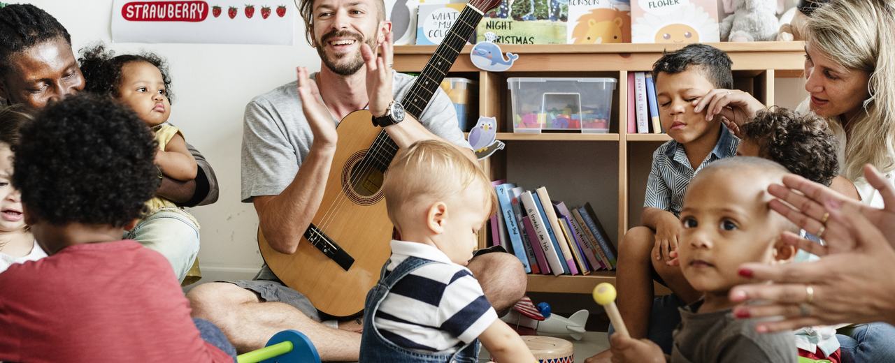 Sozialassisten spielt mit Kindern (Symbolbild)