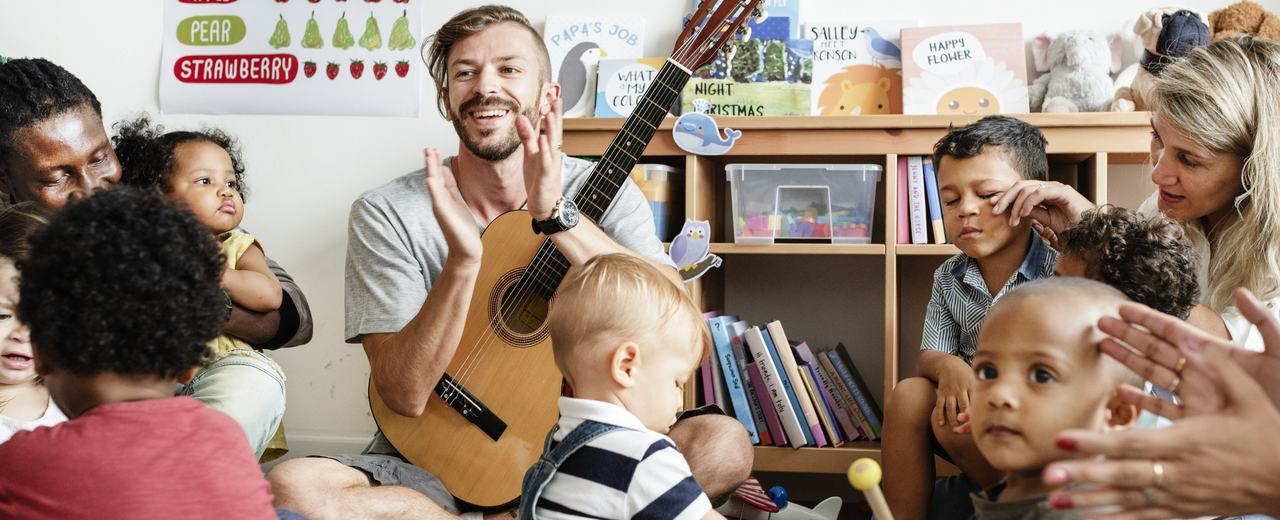 Sozialassisten spielt mit Kindern (Symbolbild)