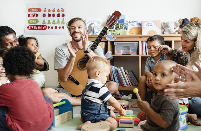 Sozialassisten spielt mit Kindern (Symbolbild)