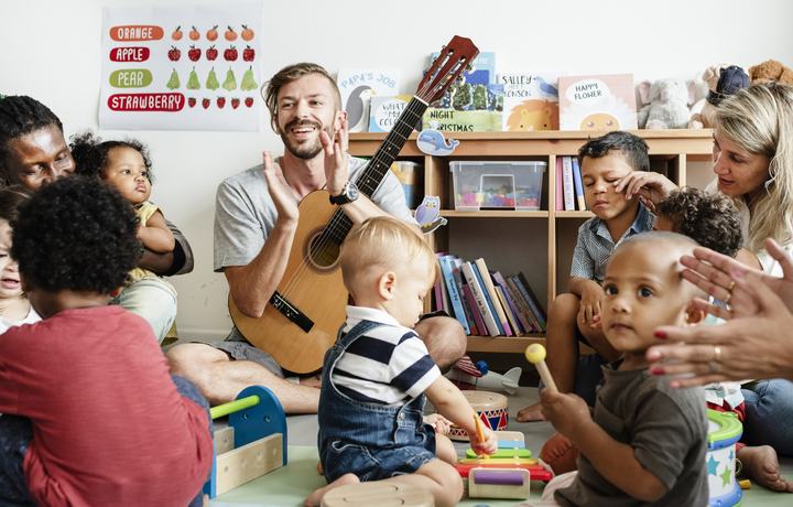 Sozialassisten spielt mit Kindern (Symbolbild)