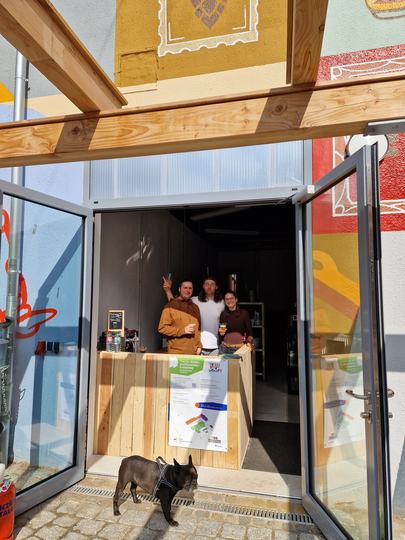 Braubox-Gründer:innen an ihrem Ausschank in der Werkstatt der Stadtwirtschaft