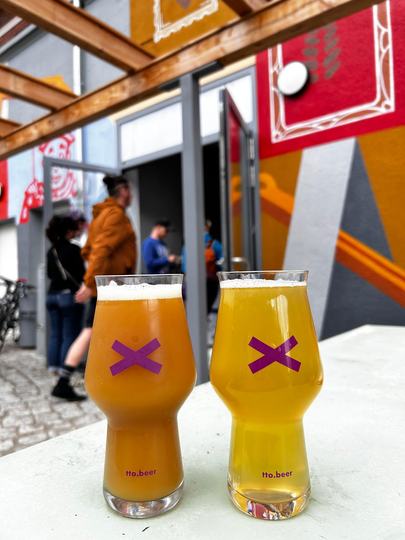 Zwei Biergläser mit Bier der Braubox