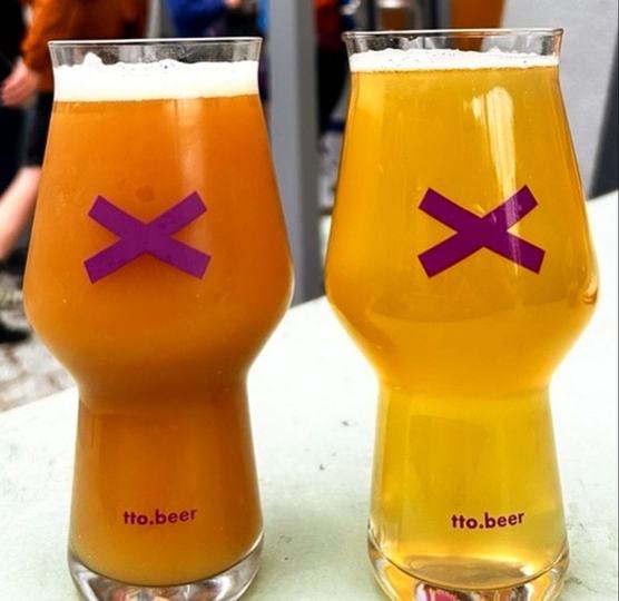 New England Indian Pale Ale (NEIPA, li.) und American Pilsner der Braubox