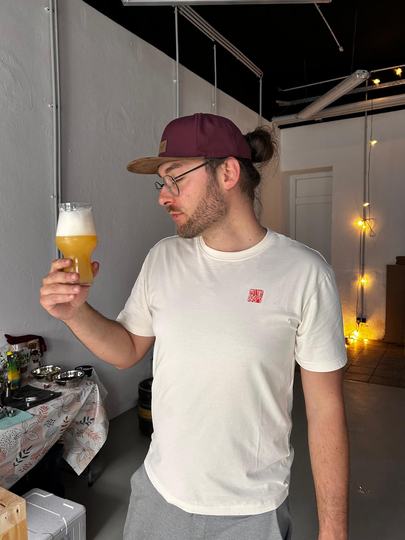Braubox-Gründer trinkt eines der eigenen Biere