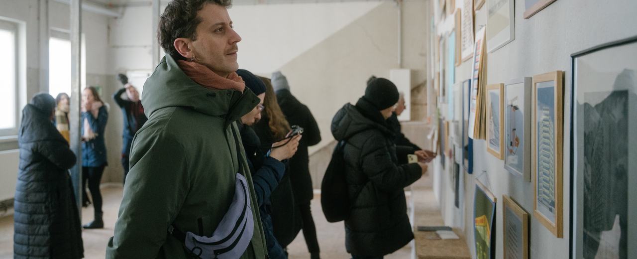 Besucher betrachtet die Ausstellung von Anatoli Budjko
