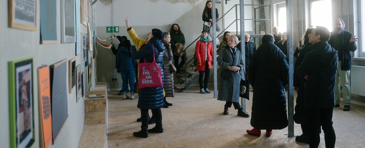 Besucher*innen betrachten Ausstellung von Anatoli Budjko