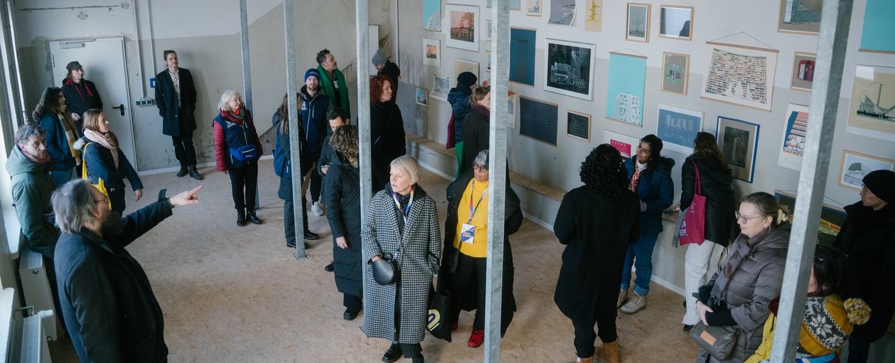 Führung durch die Ausstellung von Anatoli Budjko beim Geländerundgang zur KuHa Eröffnung