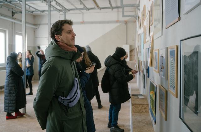 Besucher betrachtet die Ausstellung von Anatoli Budjko