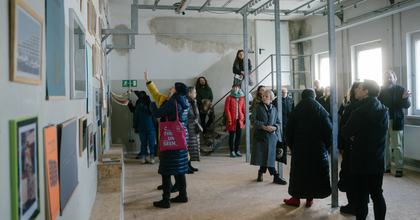 Besucher*innen betrachten Ausstellung von Anatoli Budjko