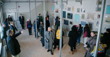 Führung durch die Ausstellung von Anatoli Budjko beim Geländerundgang zur KuHa Eröffnung
