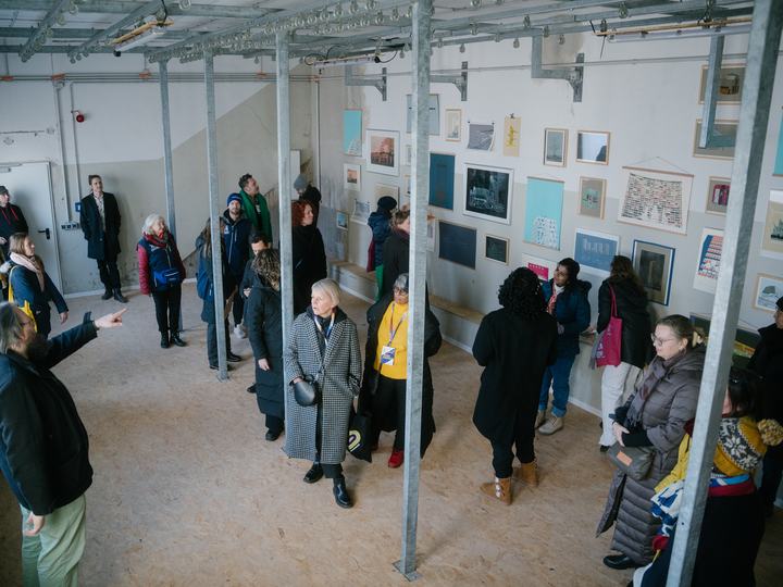 Führung durch die Ausstellung von Anatoli Budjko beim Geländerundgang zur KuHa Eröffnung