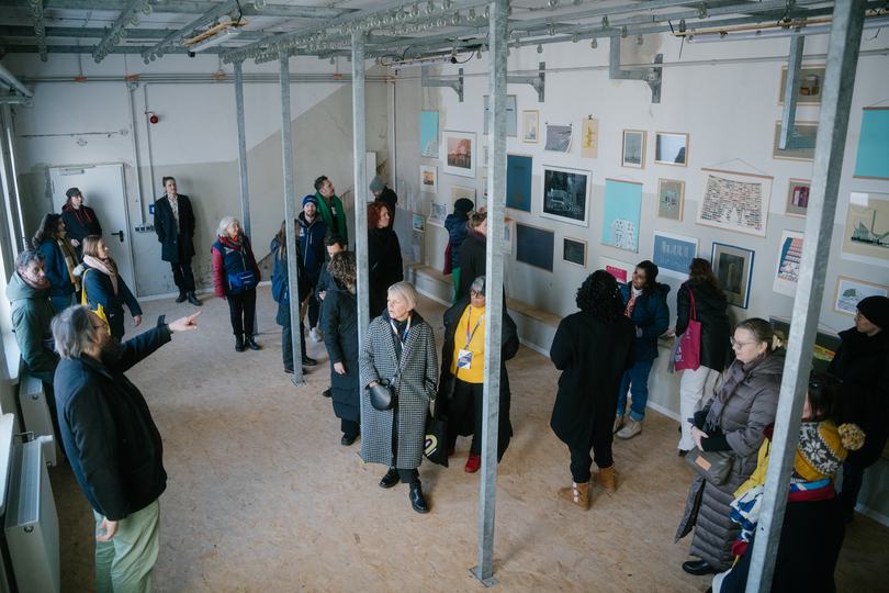 Führung durch die Ausstellung von Anatoli Budjko beim Geländerundgang zur KuHa Eröffnung