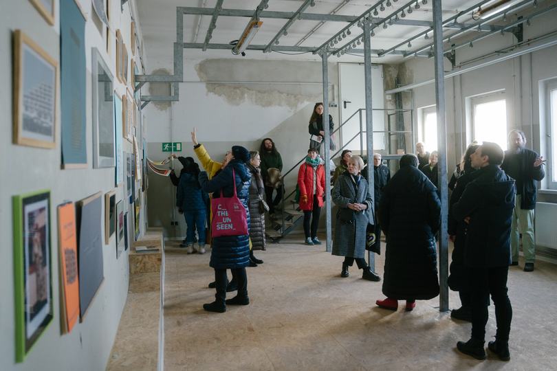 Besucher*innen betrachten Ausstellung von Anatoli Budjko