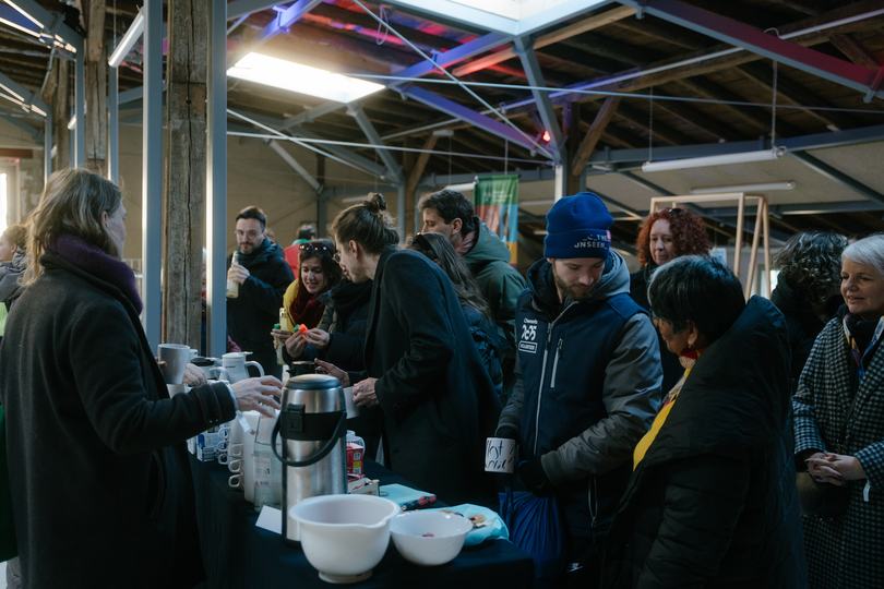 Kaffee- Pause beim Geländerundgang zur KuHa Eröffnung