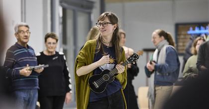 Chorleiterin Marleen organisiert die Proben des Community Chor Chemnitz