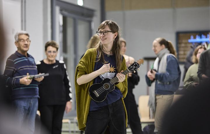 Chorleiterin Marleen organisiert die Proben des Community Chor Chemnitz